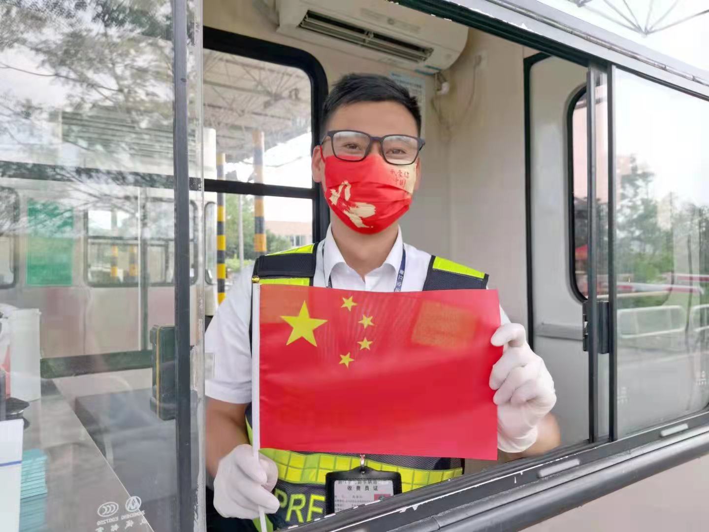 1633677447575643.jpg 國(guó)慶我在崗照片2張亮拍攝.jpg