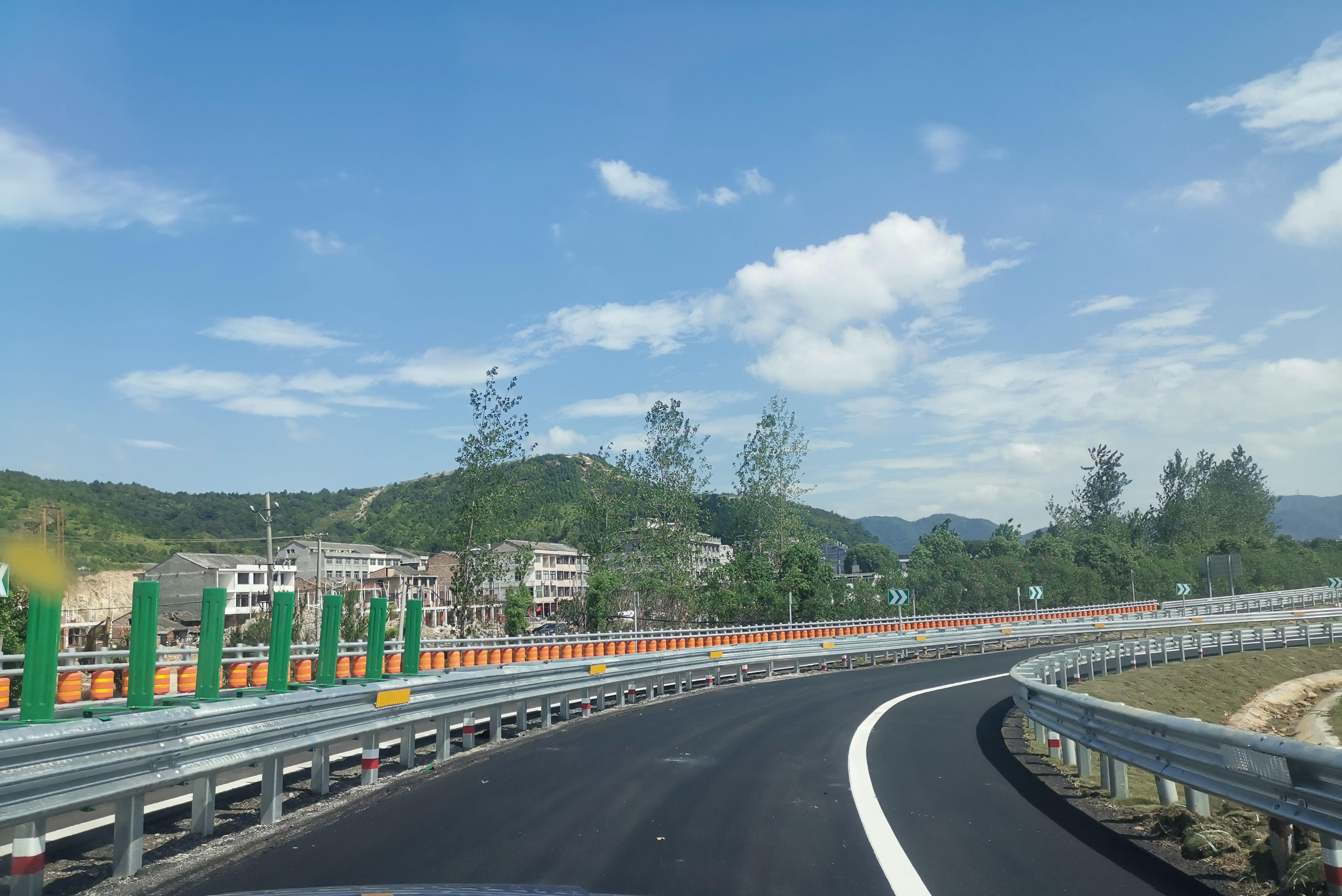 1639556451781332.png 提升后的匝道護欄.png