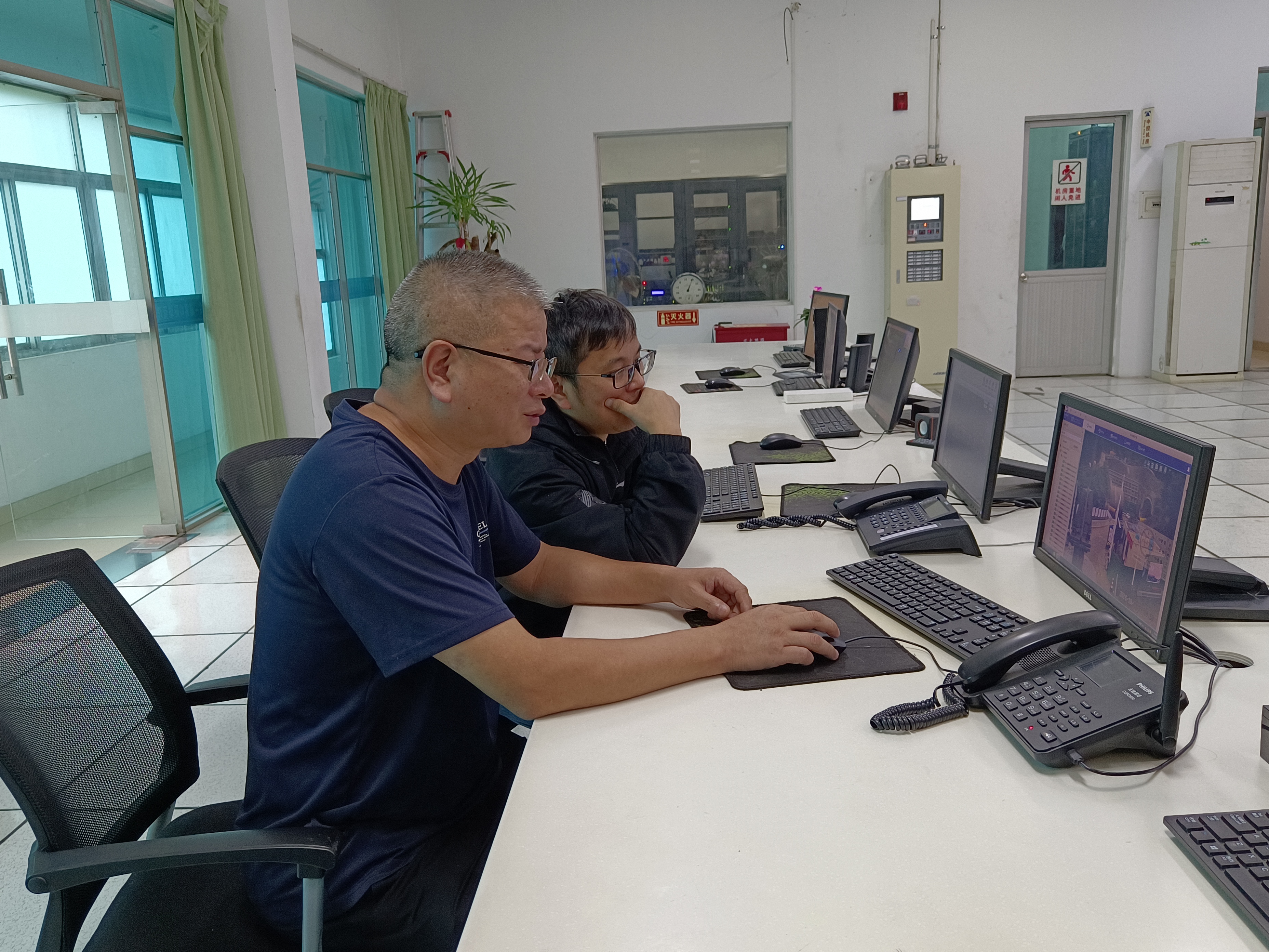 1730448549259727.jpeg 2024.10.31審核人員在中控現場 陳智慧攝.jpeg
